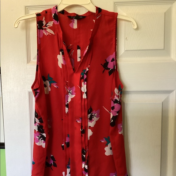 41 Hawthorn Tops - 41 Hawthorn Red Floral Pleated Tank Top; Size M; STITCHFIX